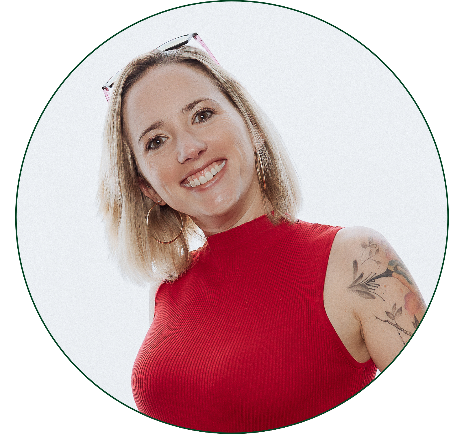 jeune femme blonde souriante portant un tee-shirt rouge sur un fond blanc