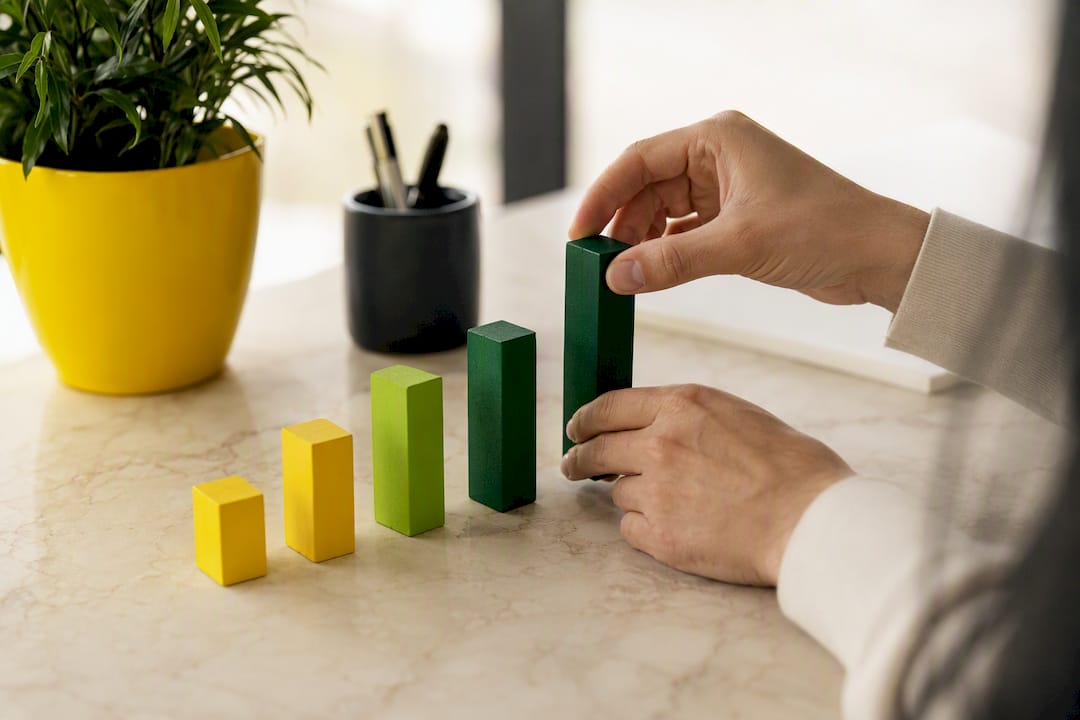 Des mains organisant des blocs de mesures de valeur sur un bureau