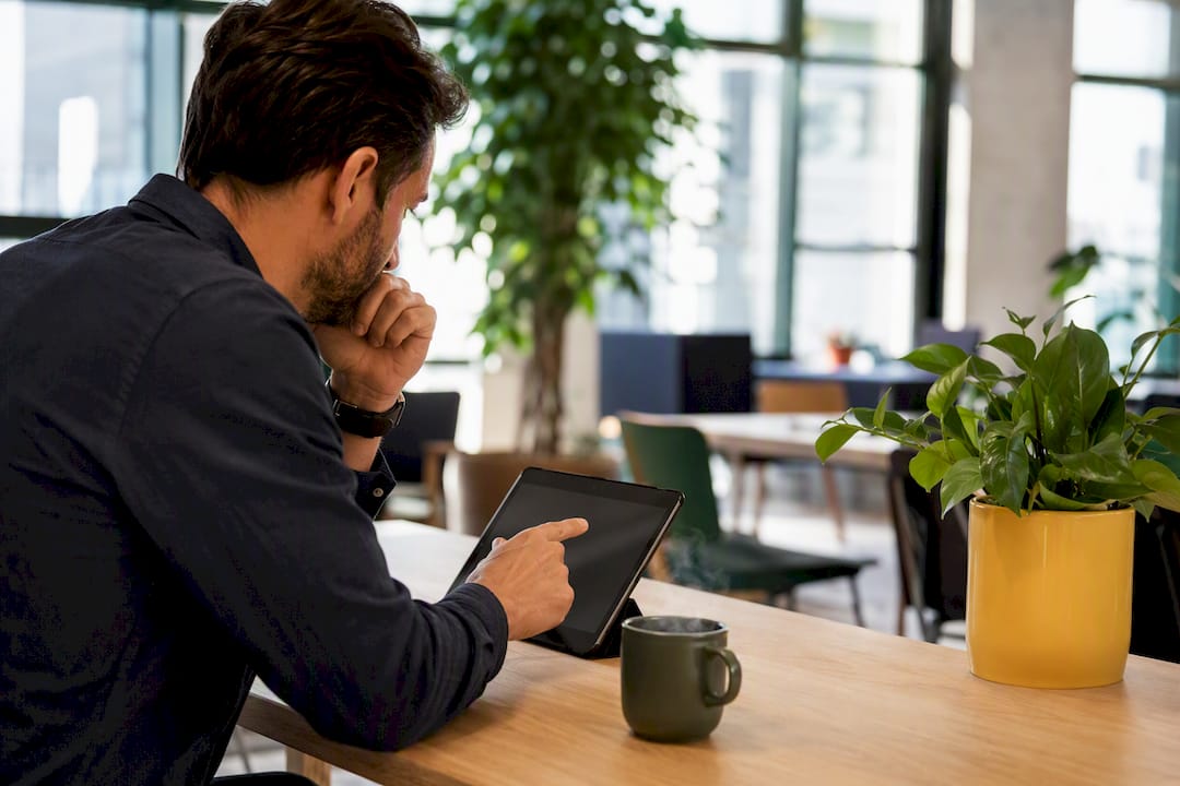 Mains montrant un organigramme sur une tablette